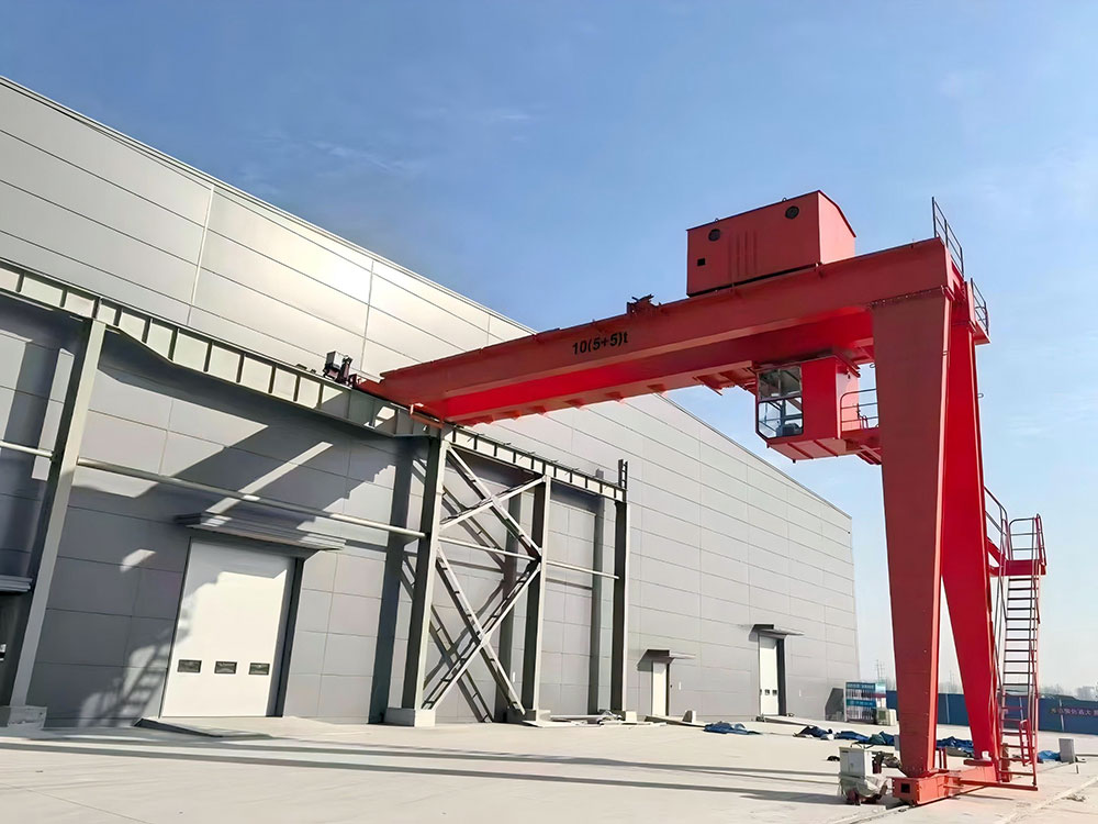 Double-main-beam semi-gantry crane
