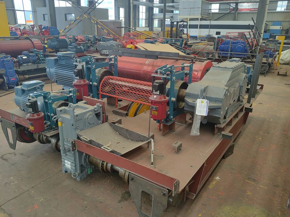 74 (32) tons, main and auxiliary hooks for lifting steel ladles, trolley